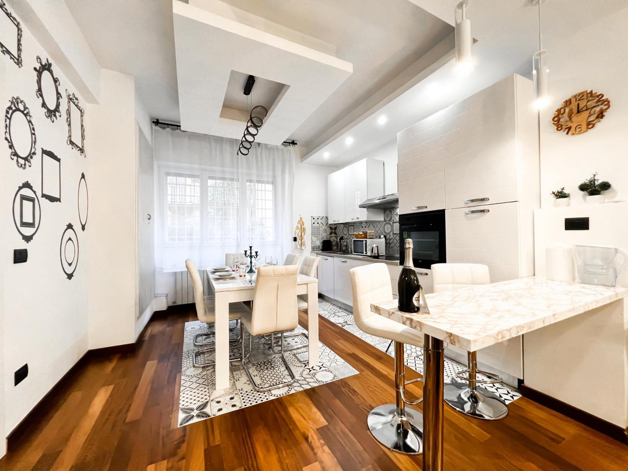 Unique House - 3 Bedrooms & 2 Bathrooms With 4 Beds - 100 Meters To The Metro A Рим Екстериор снимка